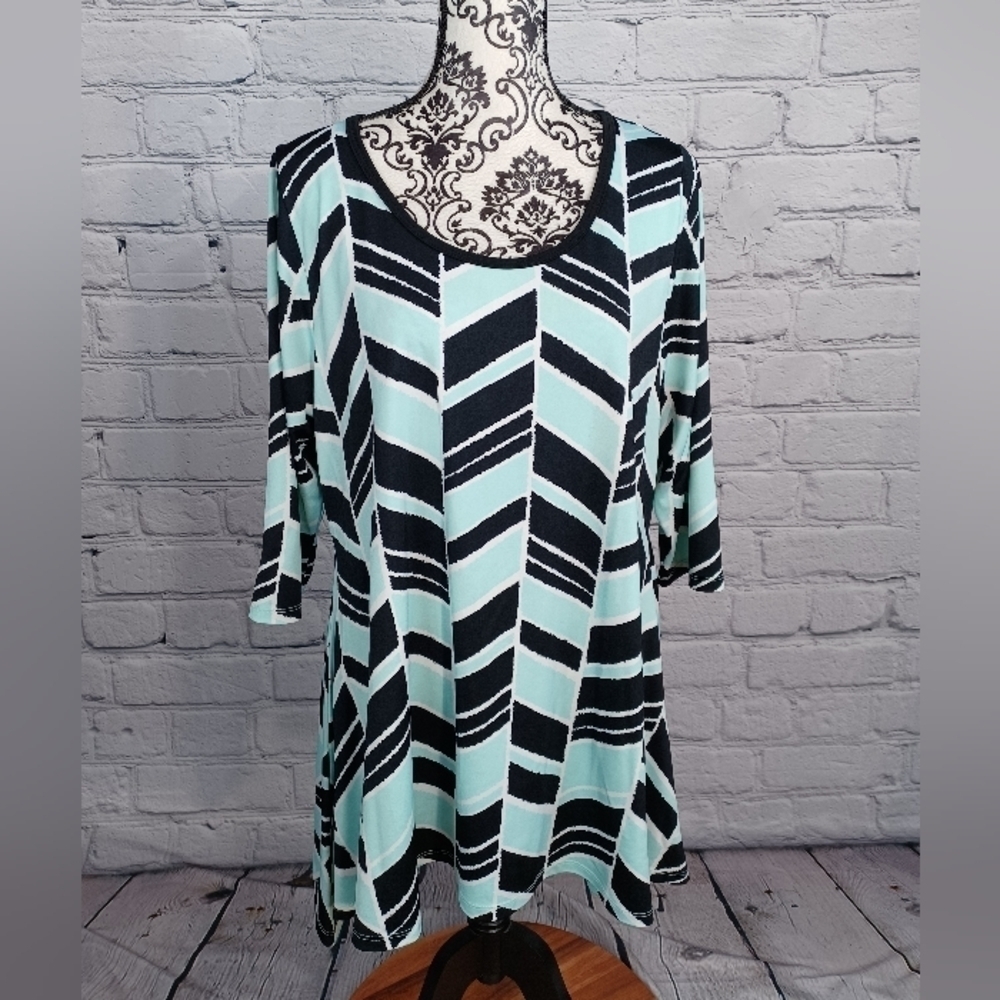 Karen Kane women's 3/4 sleeve stretch knit geometric print shark bit hem top b22